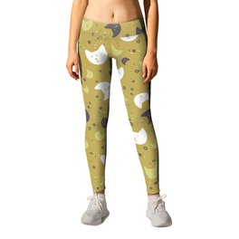 Cat heads on a gold background Leggings