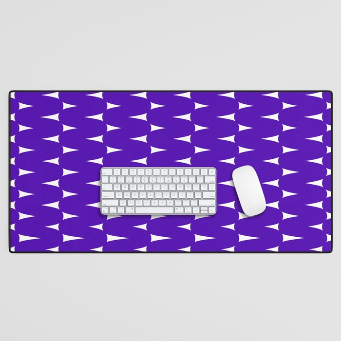 Retro Curvy Lines Pattern in Purple Desk Mat