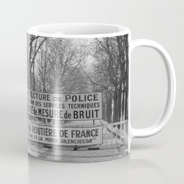 Mannen tijdens de meting, Bestanddeelnr 254 0065 Coffee Mug | France, Blackandwhite, City, Urban, Photograph, Photo, Vintage, People, Paris 