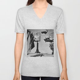Dalí Atomicus, Salvador Dali painting with flying cats and water spurts surrealism / surrealist black and white photograph / photography by Philippe Halsman V Neck T Shirt