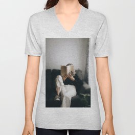digital oil painting of a faceless woman reading on a sofa V Neck T Shirt