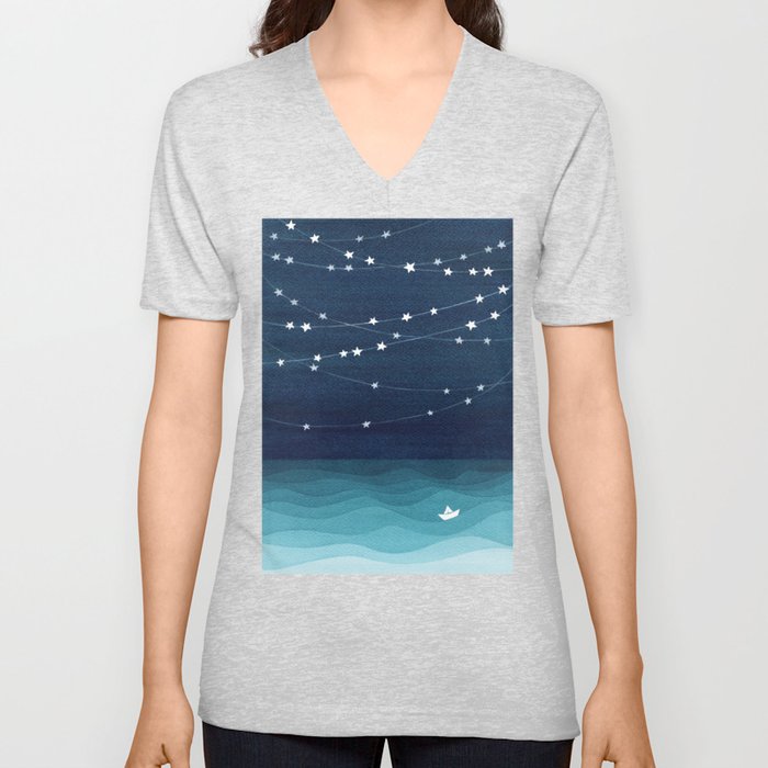 Garlands of stars, watercolor teal ocean Unisex V-Ausschnitt | Gemälde, Sterne, Nacht, Ozean, Boat, Paper-boat, Wellen, Stern, Garland, Muster