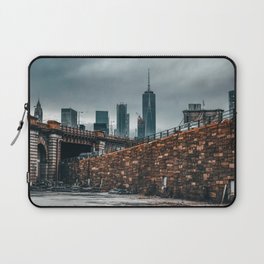 Brooklyn Bridge and Manhattan skyline in New York City Laptop Sleeve