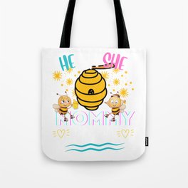 Funny Womens Gender Reveal He Or She Mommy To Bee Matching Family Baby Party Gifts For Mom Tote Bag