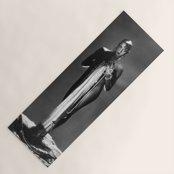 Beautiful Josephine Baker in statuesque silhouette Paris nude portrait