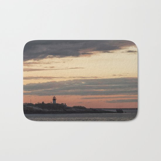 Painted sky over ten pound island light Bath Mat