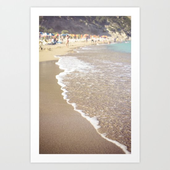 Waves comes to the shore Art Print