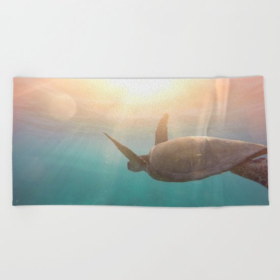 Turtle enjoying life Beach Towel