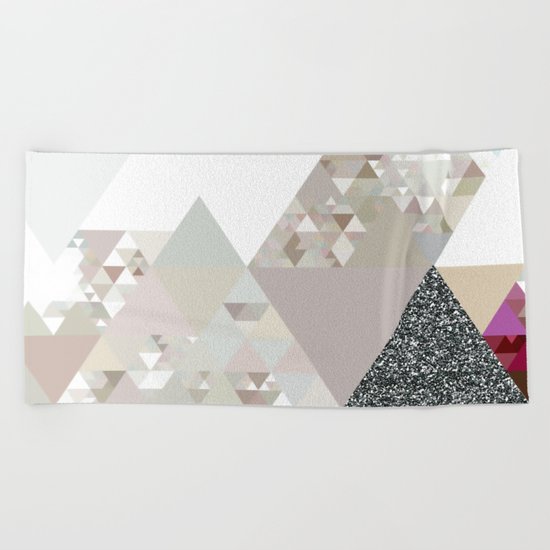 Triangles in glittering graphite quartz - Grey glitter triangle pattern Beach Towel