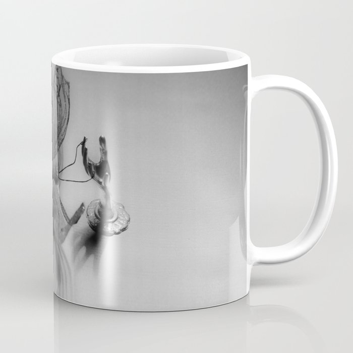 Enjaulando alas - Caging wings Coffee Mug