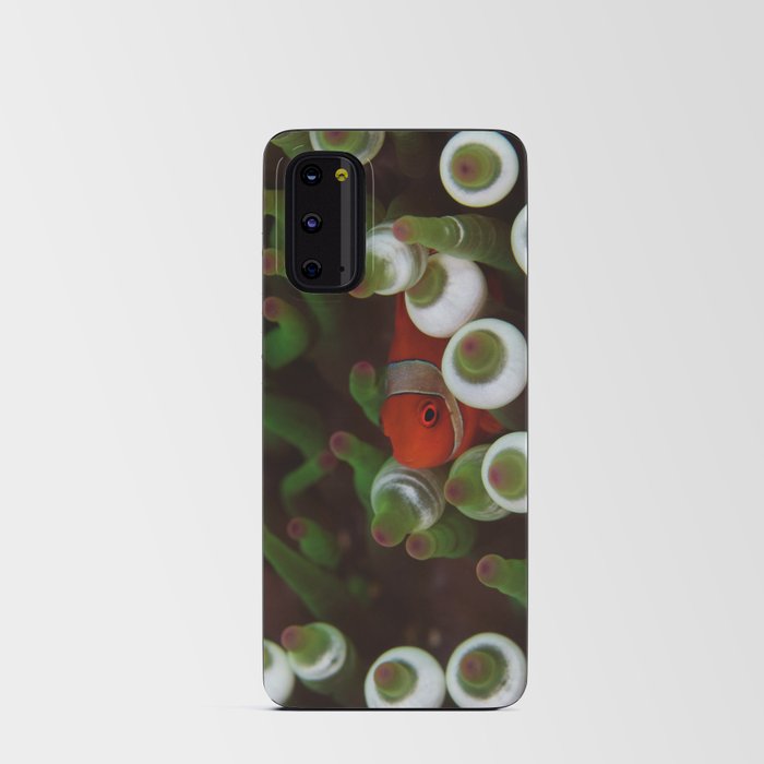 Crimson clownfish hiding Android Card Case