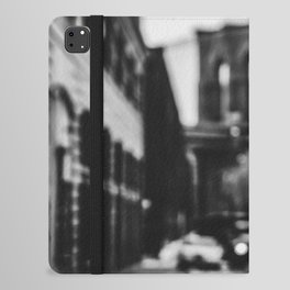 Brooklyn Bridge and Manhattan skyline in New York City black and white iPad Folio Case