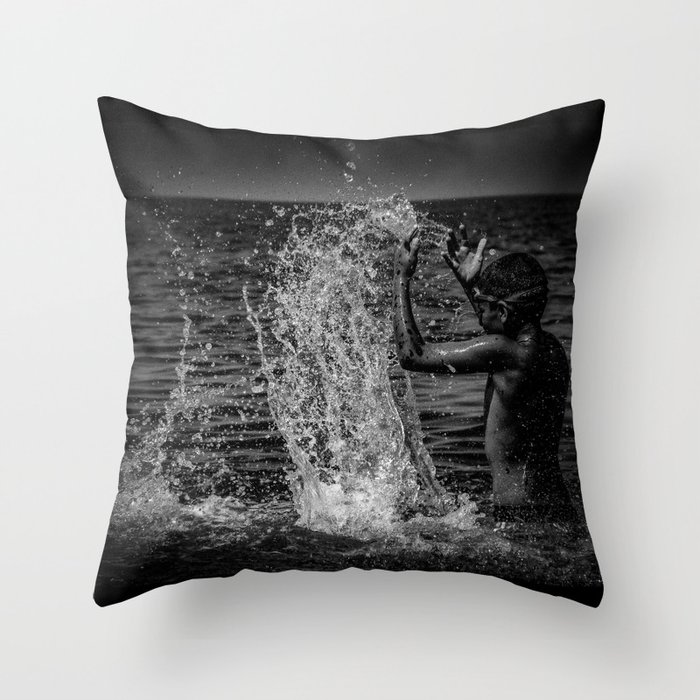 Be the wave that i am and then sink back to the ocean Throw Pillow