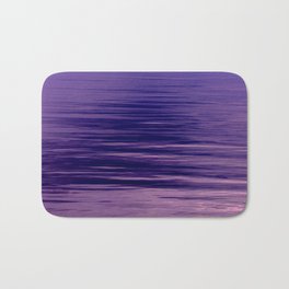 Movement of Water on a Calm Evening- Violet Abstraction Badematte