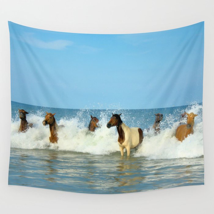 Wild Horses Swimming in Ocean Wandbehang | Fotografie, Digital, Farbe, Horses, Assateague, Swimming, Strand, Ozean, Waves, Sommer