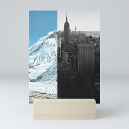Die Stadt in den Bergen · Mountain City Mini Art Print