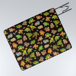 Tree frog - dark Picnic Blanket