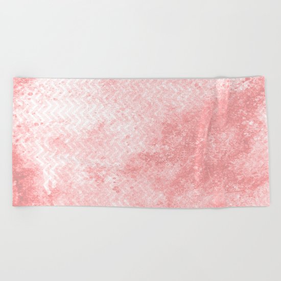 Rose quartz chevron pattern with grunge texture Beach Towel