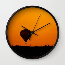 Globo aerostático al amanecer Wall Clock