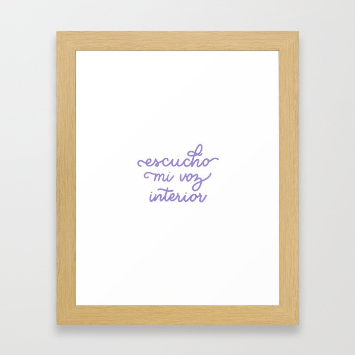 Escucho mi voz interior Framed Art Print