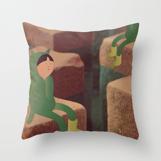 5 m i n Throw Pillow