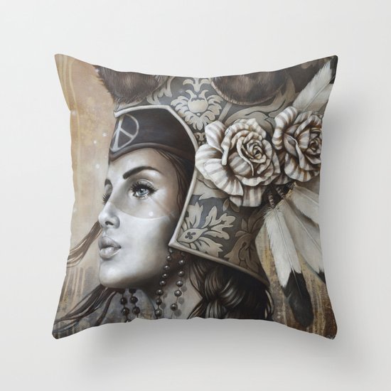 Guerrière pacifique Throw Pillow