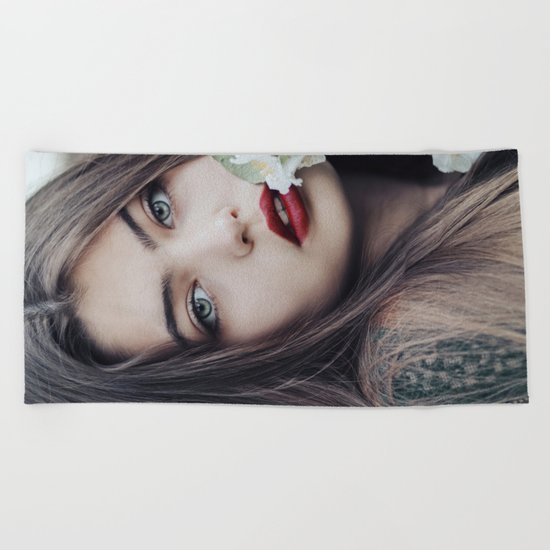 Green eyes Beach Towel