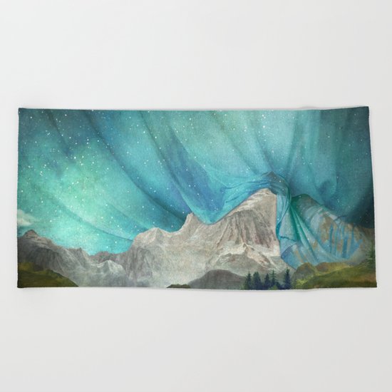 An den Bergen hing die Nacht Beach Towel