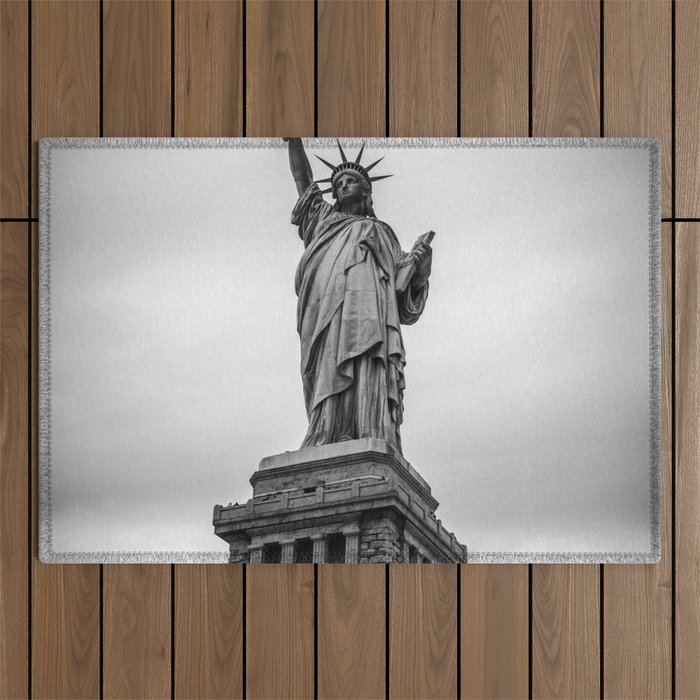 USA Photography - Black And White Statue Of Liberty Outdoor Rug