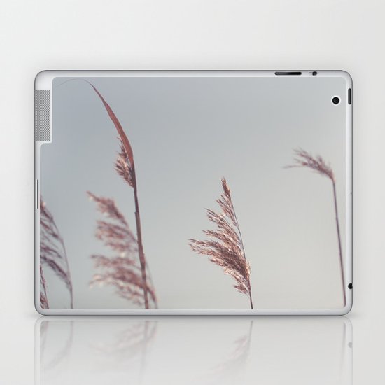 winter dies... Laptop & iPad Skin