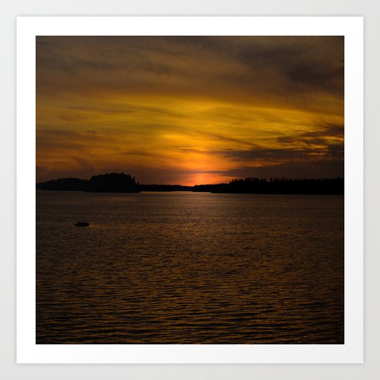 The sun goes down and night falls Art Print