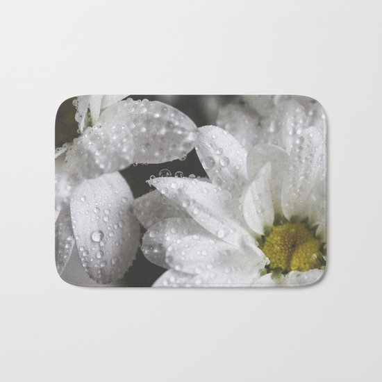 Daisies with drops Bath Mat
