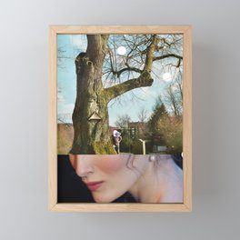 Holzkopffrau · bei ihr rauscht doch die Linde Framed Mini Art Print