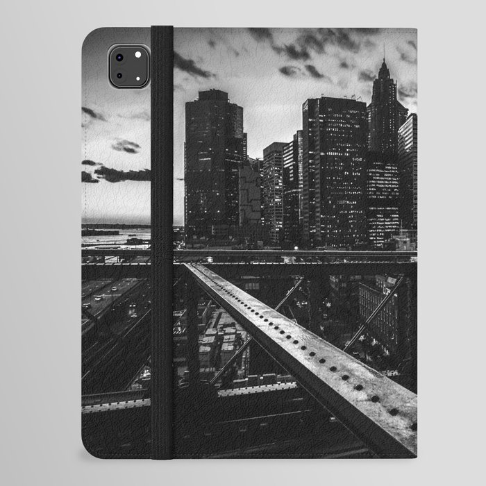 Brooklyn Bridge and Manhattan skyline in New York City black and white iPad Folio Case