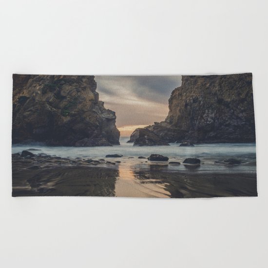 Im in love again Beach Towel