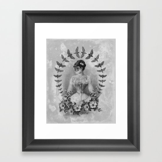 Dueña Polilla Framed Art Print