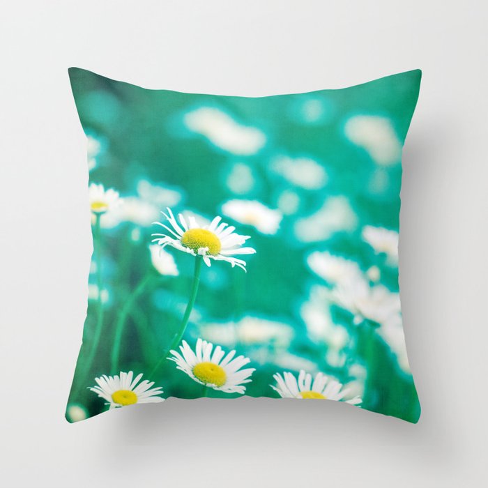 field of daisies Throw Pillow