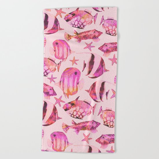 Soft pink underwater fisch scenery Beach Towel