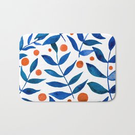 Watercolor berries and branches - blue and orange Badematte