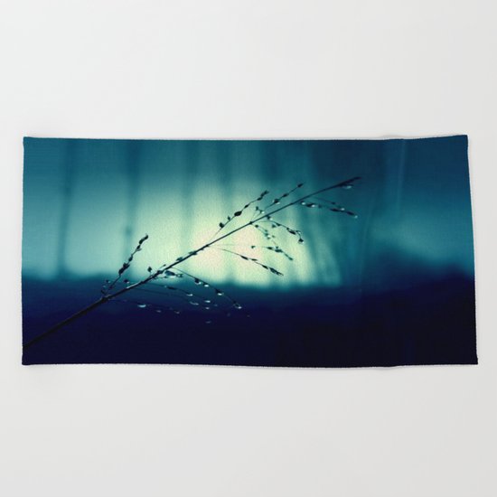 Blue Willow in the rain Beach Towel