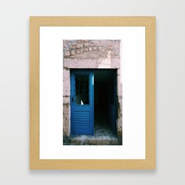 La puerta azul Framed Art Print