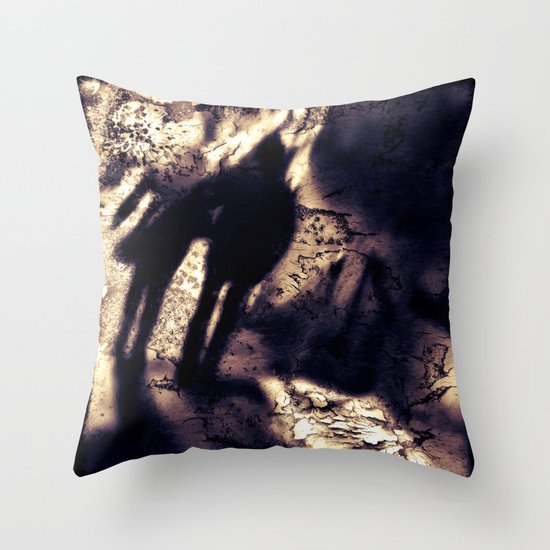 Etrangers Throw Pillow