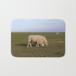 Grasende Schafe auf Nordseeinsel Pellworm / Grazing Sheep on green Field Bath Mat | Tiere, Grasendeschafe, Schaf, Friesland, Pellworm, Wiese, Photo, Schafe, Insel, Deutscheinsel 