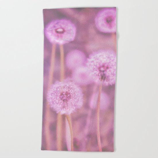 Romantik pink dandelion flower meadow Beach Towel