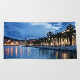 Split promenade Beach Towel