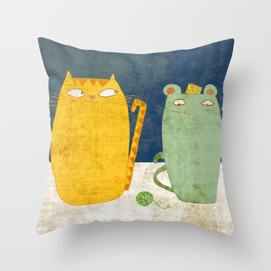 Cat-mouse friendship Throw Pillow