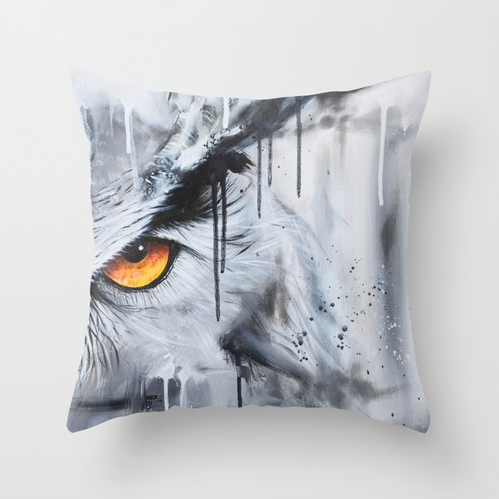 owl eye night vision Throw Pillow