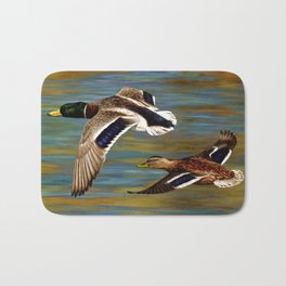 Mallard Ducks in Flight Badematte