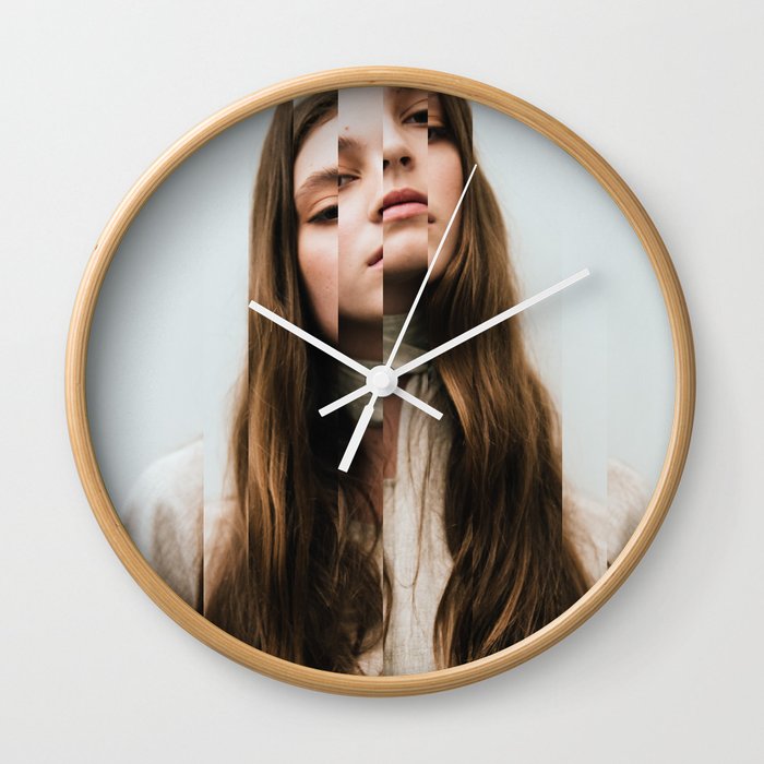 Frau Streifen Wall Clock