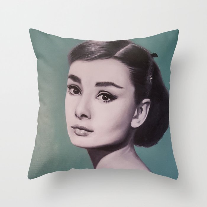 Hepburn 5 v zelenkavém Throw Pillow